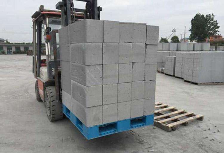 叉車與滿載的塑料托盤