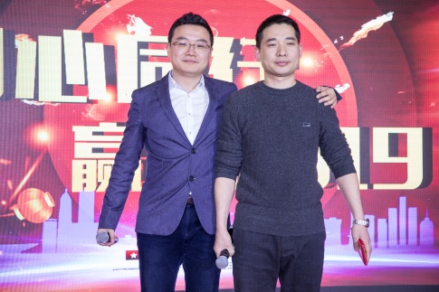陶總和中獎者合影.jpg 陶總和中獎者合影.jpg